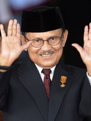 FOTO DOKUMENTASI. Presiden ketiga RI BJ Habibie melambaikan tangan saat akan menghadiri Sidang Tahunan MPR Tahun 2015 di Kompleks Parlemen, Senayan, Jakarta, Jumat (14/8/2015). Sidang Tahunan MPR diselenggarakan dengan agenda penyampaian pidato Presiden Joko Widodo mengenai laporan kinerja lembaga-lembaga negara. ANTARA FOTO/Sigid Kurniawan/kye/ama.