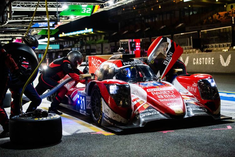 Mobil Team WRT #31 yang diperkuat oleh pebalap Tanah Air, Sean Gelael, saat sedang berhenti di pit balapan 24 Hours of Le Mans, Sabtu-Minggu 11-12 Juni 2022.