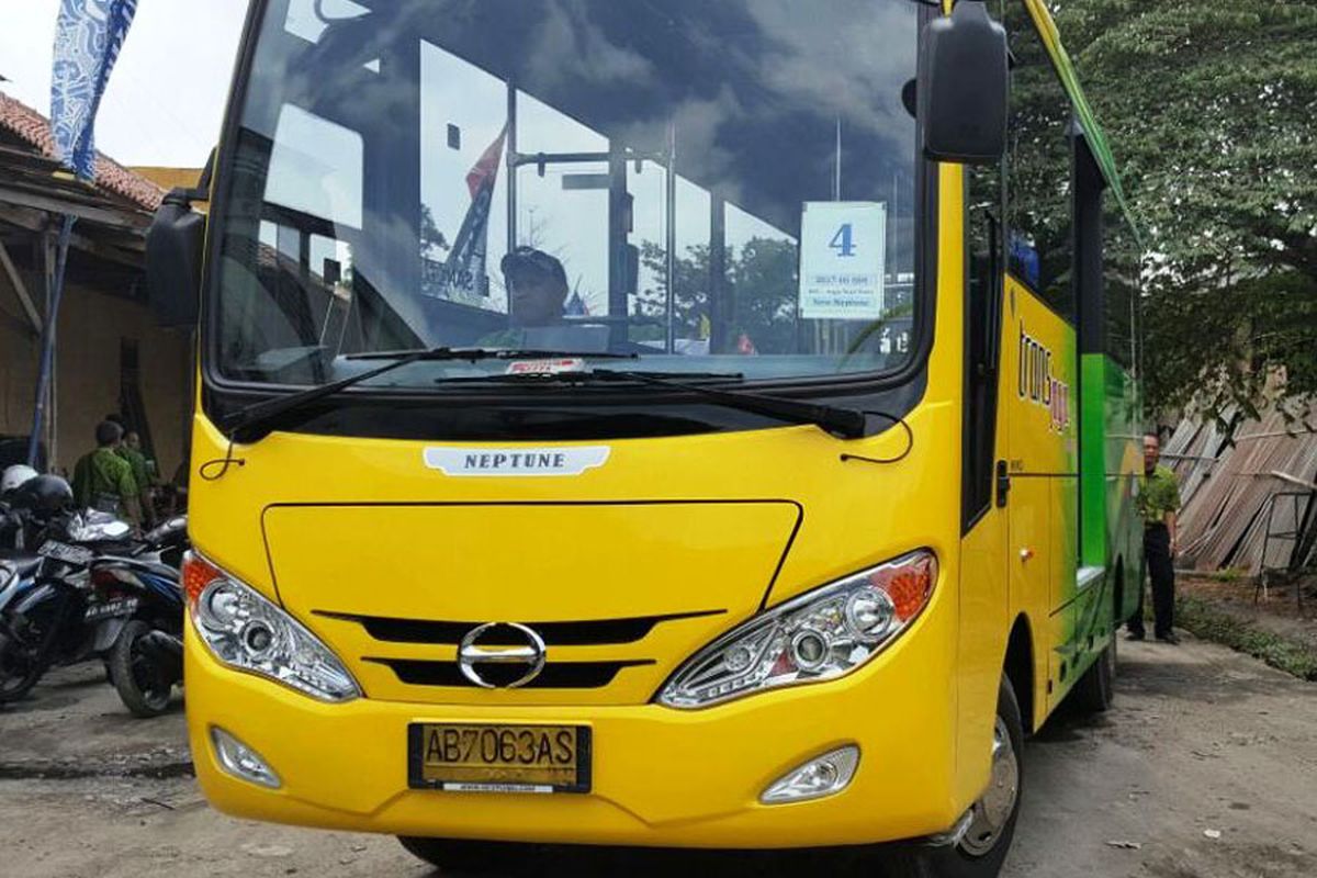 Bus Hino FB130 yang digunakan sebagai armada Trans Jogja.