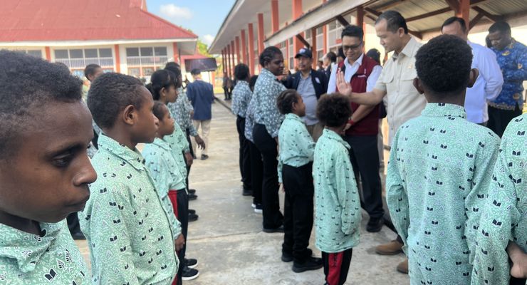 Sintia Anak Papua Nyaris Putus Sekolah, Naik Perahu 5 Jam Demi Bisa Belajar