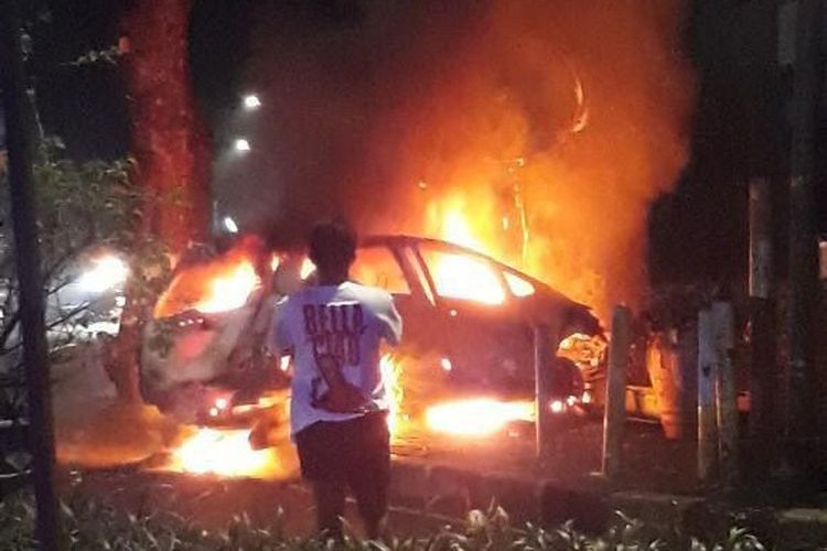 Mobil Honda Jazz terbakar usai menabrak trotoar dan papan reklame di Jalan Pakubuwono, Kebayoran Baru, Jakarta Selatan, Kamis (17/3/2022).