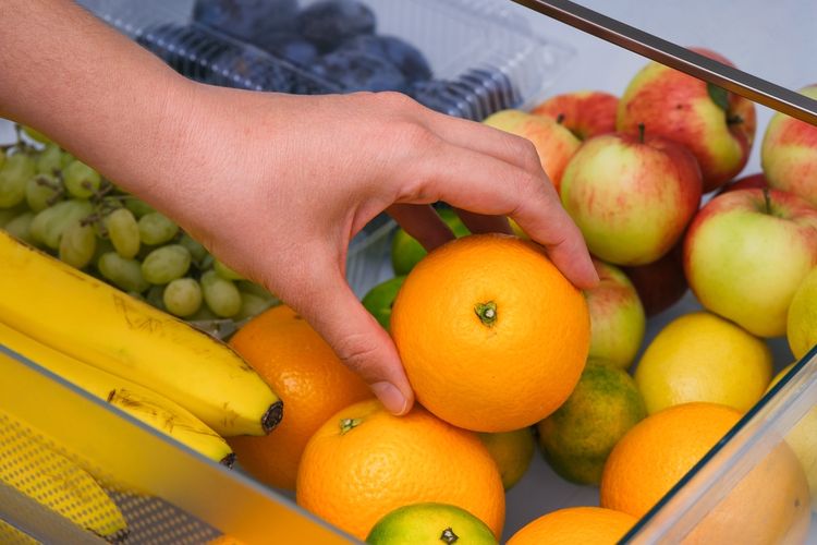 Ilustrasi buah-buahan di dalam kulkas.
