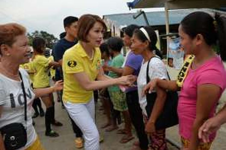 Geraldine Roman (baju kuning) menjumpai pendukungnya di masa kampanye di provinsi Bataan, Filipina.
