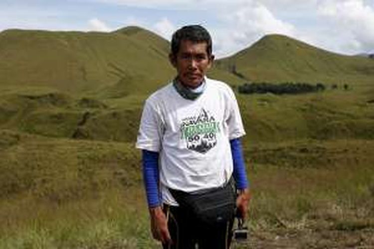 Pendaki gunung marathon solo Willem Sigar Tasiam berpose di Kawah Wurung, Banyuwangi, Jawa Timur, Kamis (5/5/2016).