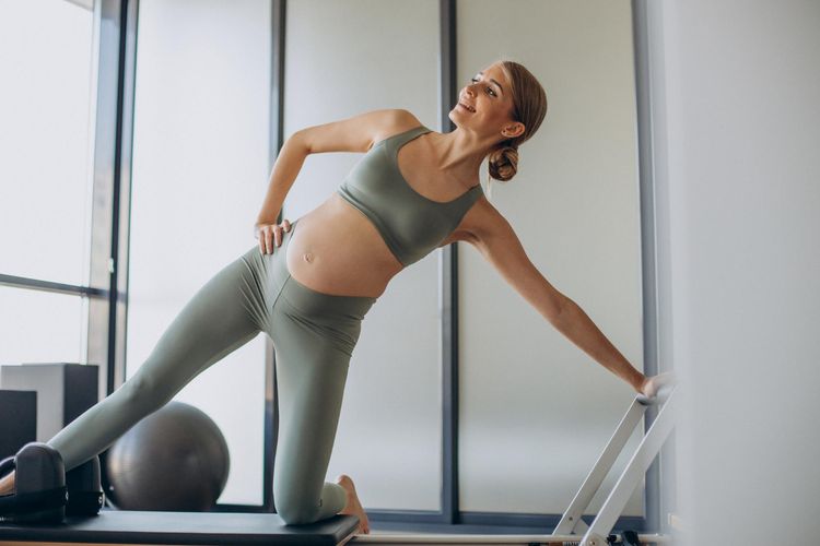 Prenatal dan postnatal pilates termasuk jenis pilates yang bisa dilakukan oleh ibu hamil.