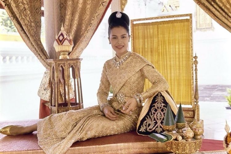 Ratu Sirikit wafat, dikenal sebagai ikon fashion, berikut 5 gaya busana sang Ratu Thailand yang ikonik. 