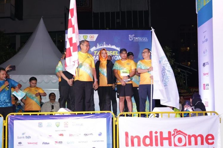 Wali Kota Tangerang Selatan Benyamin Davnie saat membuka Tangsel Marathon. 