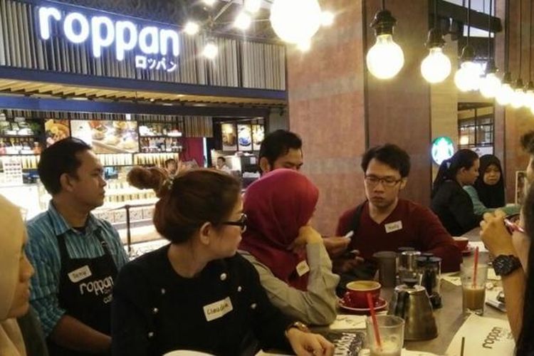 Para peserta yang mengikuti Roppan Coffee Talk tampak serius mendengarkan penjelasan tentang kopi.