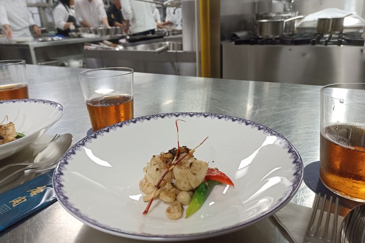 Wok-Fried Lobster with Pickled Vegetable by Chef Tony Su di T'ang Court Jakarta di The Langham Jakarta, Jakarta Selatan, Selasa (30/4/2024).