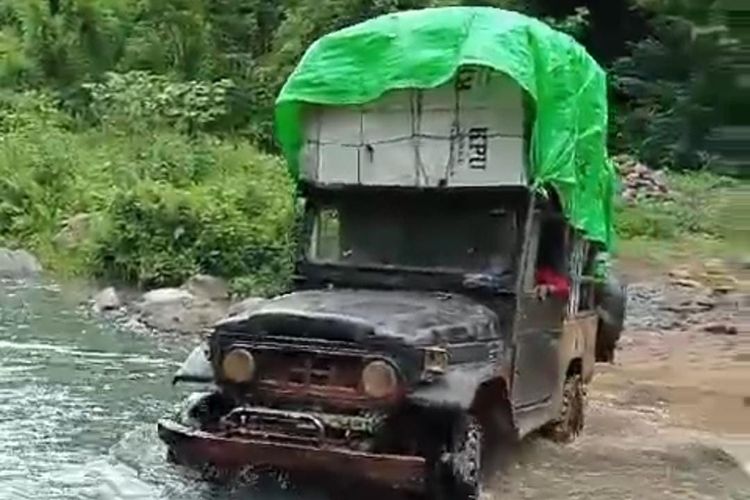 Saat tim distribusi logistik menyebrangi sungai menuju Desa Baodesa di pegunungan Batulanteh 