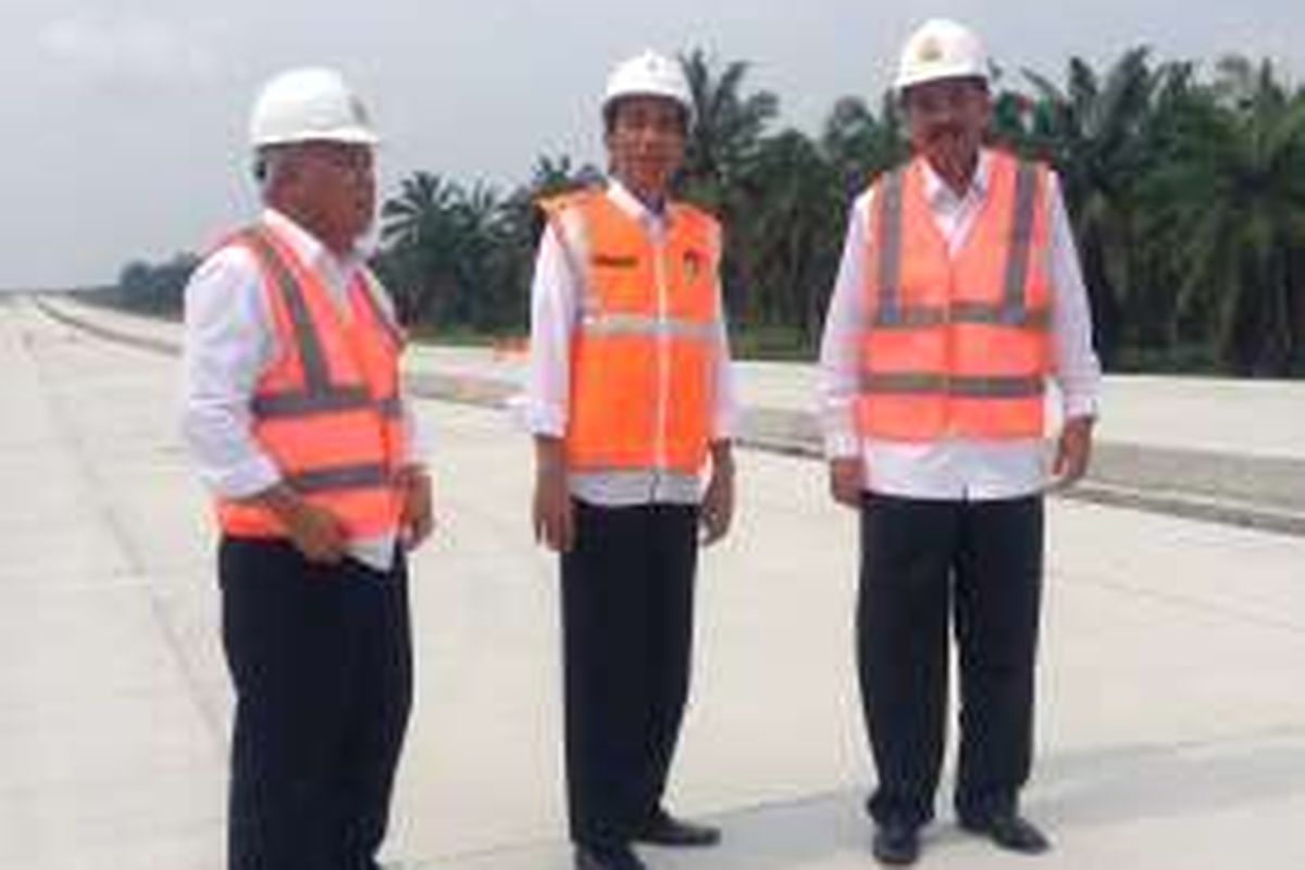 Presiden Republik Indonesia Joko Widodo (Jokowi) didampingi Menteri Pekerjaan Umum dan Perumahan Rakyat (PUPR) Basuki Hadimuljono, meninjau pembangunan proyek Jalan Tol Trans Sumatera ruas Medan-Kualanamu-Tebing Tinggi, Rabu (2/3/2016).