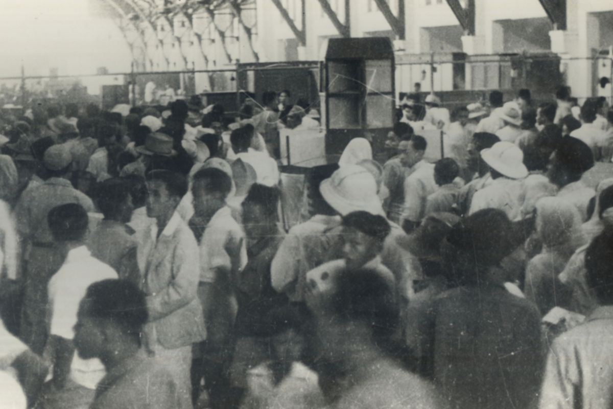 Kesibukan rakyat menukarkan Uang Jepang dengan Uang Republik di Kantor Pos Pasar Baru dan di Bank Negara Indonesia Menteng Raya tanggal 29 Oktober 1946 .