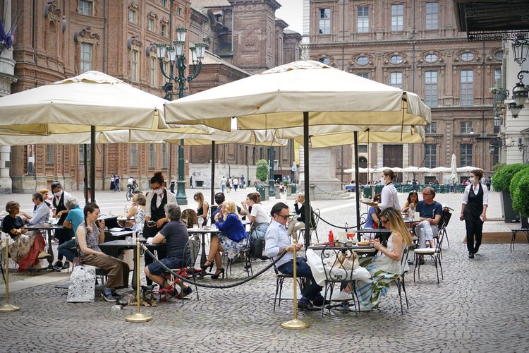 Ilustrasi restoran di Turin, Italia buka kembali setelah tutup selama lebih kurang 2 bulan. 