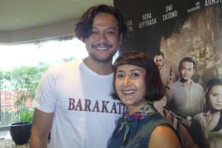 Dwi Sasono bersama istrinya usai jumpa pers film Barakati di XXI Epicentrum, Jakarta Selatan, Sabtu (5/11/2016).
