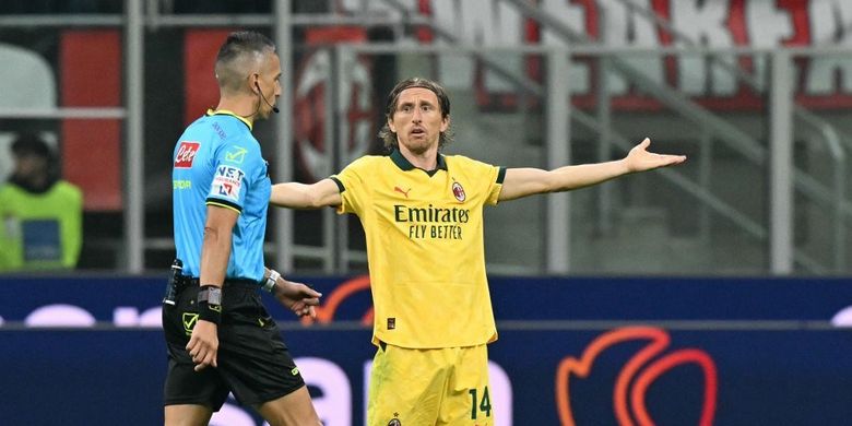 Gelandang AC Milan Luka Modric bereaksi pada laga Serie A Italia antara AC Milan dan Fiorentina di stadion San Siro di Milan, Italia utara, pada 19 Oktober 2025.