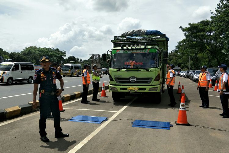 Operasi Penindakan Kendaraan Barang dengan Jembatan Timbang Portabel di Jalan Tol Cikampek, Jawa Barat, Minggu (21/1/2018)