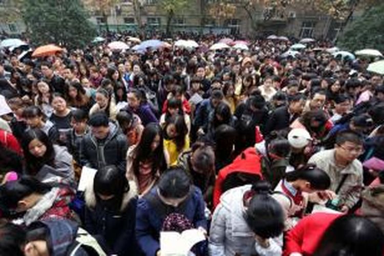 Ribuan orang berdesakan di kota Nanjing untuk mengikuti ujian calon pegawai negeri China. Mereka adalah sebagian dari 1,12 juta orang yang memperebutkan 19.000 posisi di berbagai instansi pemerintah China.