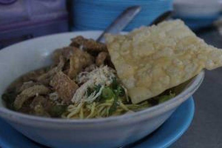 Cwie Mie Ayam Spesial dengan topping ayam suir, bakso, pangsit, dan kulit ayam crispy. Ini adalah salah satu varian menu Cwie Mie 87 di Jalan Lombok, Bandung, Jawa Barat.