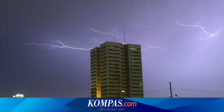 Benarkah Main Ponsel Saat Hujan Bisa Tersambar Petir Halaman All Kompas Com
