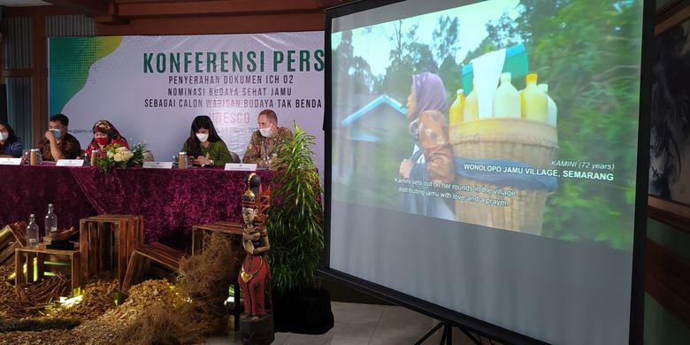 Tangkapan layar potongan film dokumenter Jamu Wellness Culture pada konferensi pers Gabungan Pengusaha Jamu dan Obat (GP) Jamu.

GP Jamu, pada Senin (14/3/2022) di Jakarta, menyerahkan dokumen Intangible Culture Heritage (ICH) O2 untuk Nominasi Budaya Sehat Jamu sebagai Calon Warisan Budaya Tak Benda UNESCO tahun 2022 kepada Kementerian Pendidikan dan Kebudayaan (Kemendikbud). 
