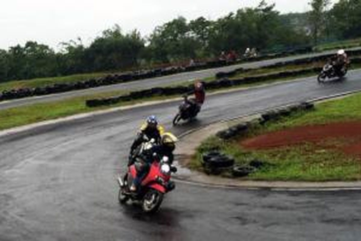 Fino Owners Indonesia (FOI) latihan menikung di Sirkuit Gery Mang, Subang, Jawa Barat, awal Februari 2015.