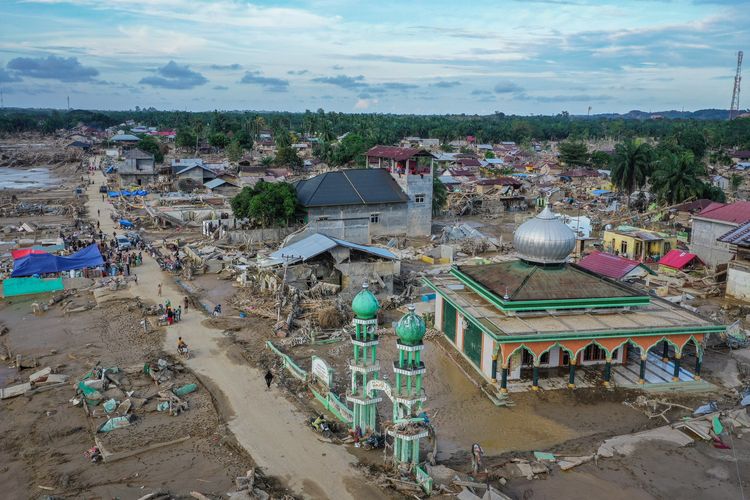 Suasana pusat Kota Kuala Simpang yang luluh lantak akibat banjir bandang di Aceh Tamiang, Aceh, Sabtu (6/12/2025). Berdasarkan data BPBD setempat hingga Sabtu (6/12), banjir bandang mengakibatkan 57 warga Aceh Tamiang meninggal dunia dan 23 warga hilang, sementara berdasarkan data BNPB bencana banjir dan tanah longsor di Sumatra mengakibatkan 916 orang meninggal dunia dan 274 orang hilang. 