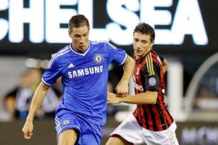 Pemain AC Milan Didac Vila (35) berjibaku dengan pemain Chelsea Fernando Torres (9) dalam pertandingan semifinal Guinness International Cup di MetLife Stadium,  East Rutherford, New Jersey, AS, Minggu (4/8/2013). Dalam pertandingan ini Chelsea unggul 2-0.