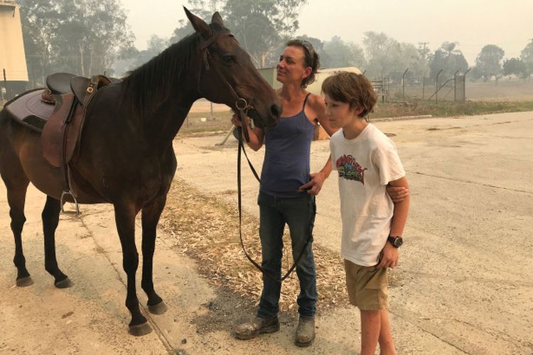 Bec Winter, putranya, dan kudanya, Charmer. Bec dipandu kudanya untuk keluar dari kepungan asap saat kebakaran hutan di Australia.