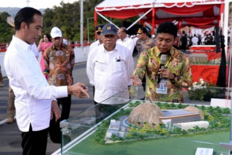 Presiden Joko Widodo saat meninjau rancang bangunan Pusat Pengembangan Pemuda Papua di Kelurahan Wahno, Distrik Abepura, Kota Jayapura, Papua.