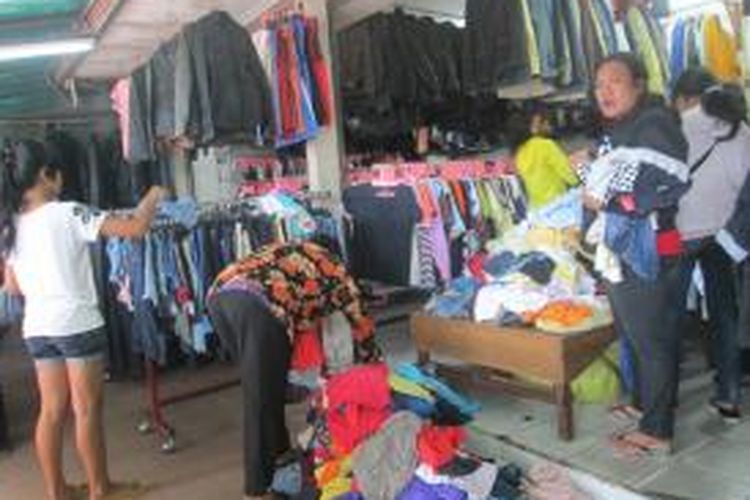 Pembeli sedang memilih baju-baju bekas di toko baju bekas di Jalan Nusa Indah Denpasar, Kamis (5/2/2015).