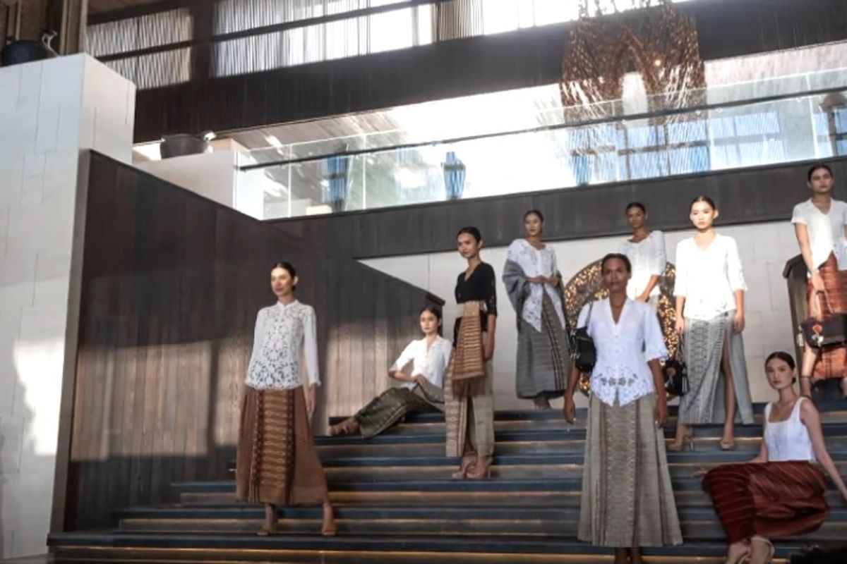 Koleksi kain ulos karya Torang Sitorus yang dipamerkandalam fashion show bertajuk Magnificent Toba For The World pada Minggu (17/7/2022)