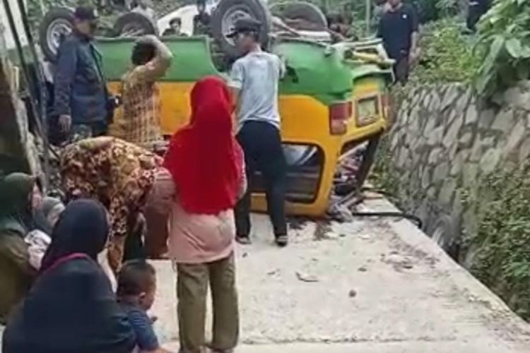 Sebuah angkot jatuh terbalik setelah tak kuat menanjak di tanjakan Kampung Lengo, Desa Kutamaneuh, Kecamatan Tegalwaru, Karawang, Jawa Barat, Senin (17/10/2022).