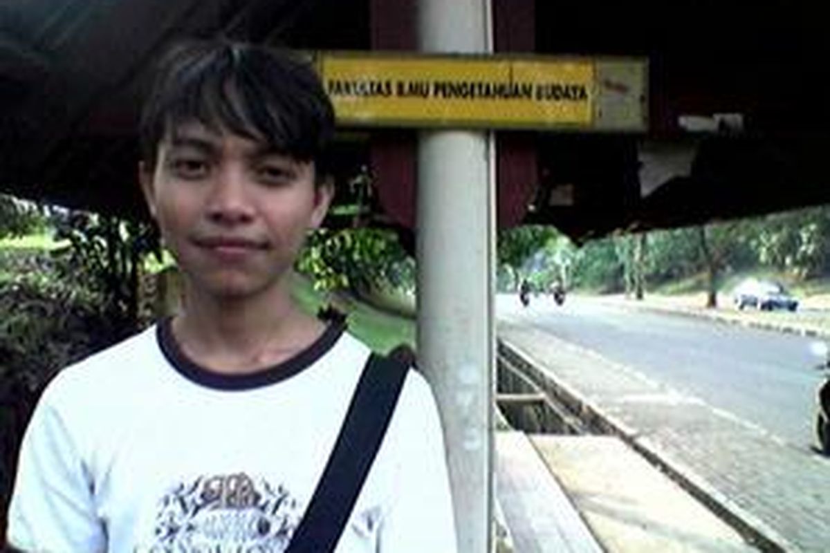 Ais Rohim, salah satu anak jalanan yang diterima di jurusan Sastra Jawa Fakultas Ilmu Budaya Universitas Indonesia melalui jalur SNMPTN. Ais yang nekat datang ke Jakarta dari Gorontalo menempatkan pendidikan sebagai prioritas utama.