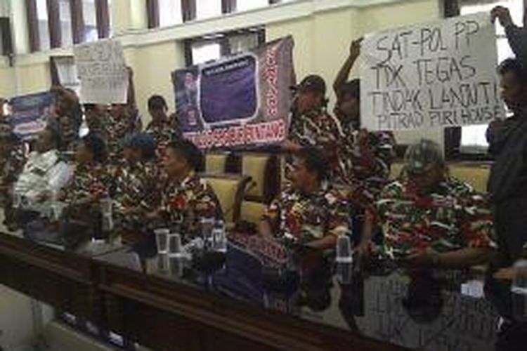 Massa Laskar Merah Putih mendesak penutupan lokasi prostitusi terselubung.