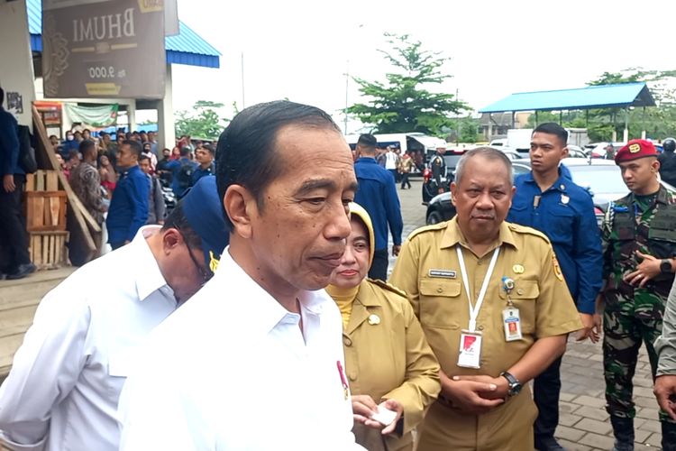 Presiden Joko Widodo atau Jokowi mengawali kunjungan kerjanya di Kota Purworejo dengan blusukan ke Pasar Pagi  Purworejo pada Selasa (2/1/2024). 