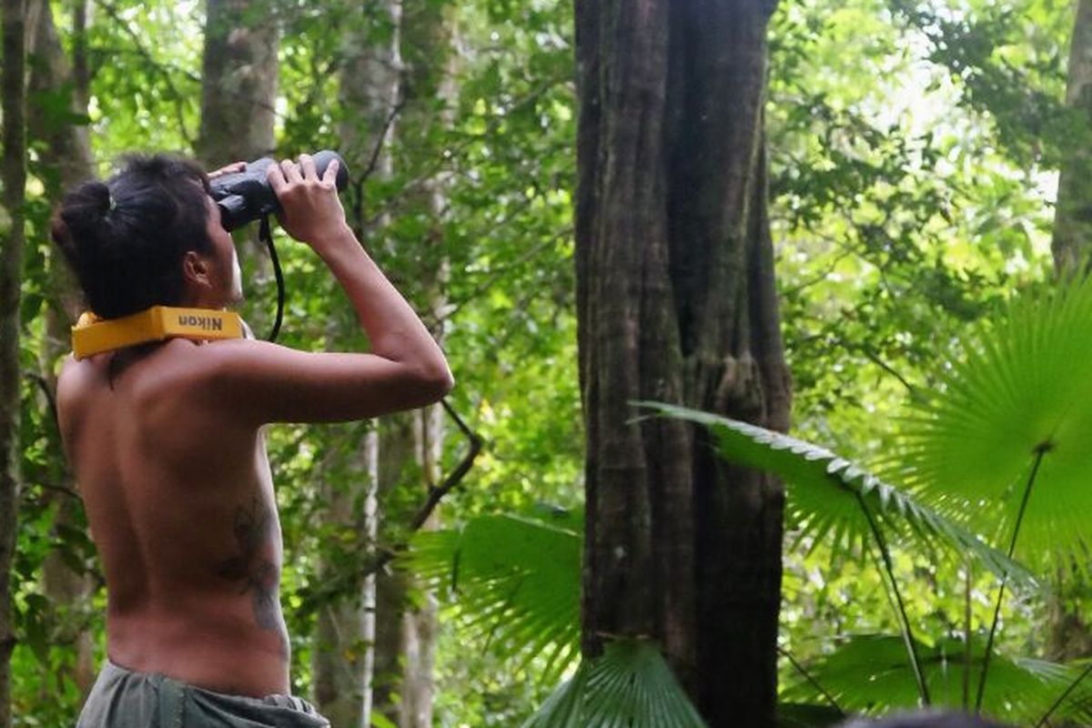 Ranger Taman Nasional Aketajawe Lolobata menemani tim Terios 7-Wonders melakukan pengamatan burung, Senin (17/7/2017)