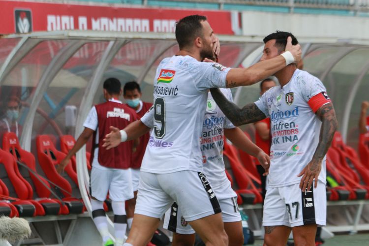 Ilija Spasojevic dan Stefano Lilipaly merayakan gol dalam pertandingan Persita Tangerang vs Bali United pada Piala Menpora 2021 yang dilangsungkan di Stadion Maguwoharjo, Sleman, Jumat (2/4/2021).