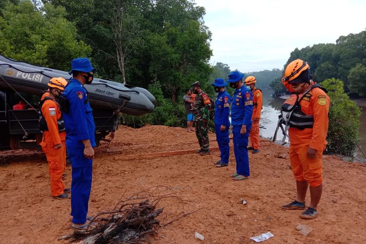 Persiapan tim SAR untuk mencari Sawi yang hilang saat mencari udang di Desa Penagan, Bangka, Minggu (13/9/2020).