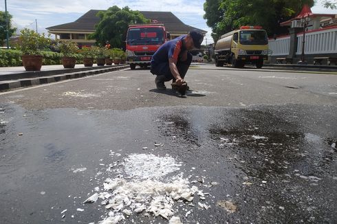 Terpeleset Sisa Lilin Acara Doa Bersama Suporter, Pengendara Motor Berjatuhan di Jalan Depan Kantor Bupati Banyumas