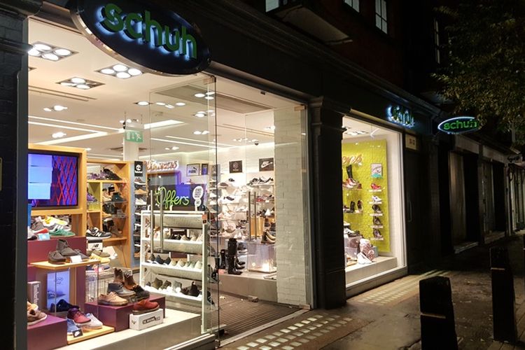 Salah satu toko sepatu yang ada di Seven Dials, kawasan yang menghubungkan Soho dengan Covent Garden di London, Inggris.