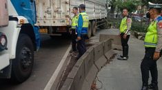 Truk Tronton Tabrak Separator Busway di Cengkareng, Lalin Sempat Macet