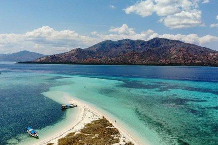 Keindahan Pulau Pangabatang di Teluk Maumere, Sikka, Flores, Nusa Tenggara Timur. 