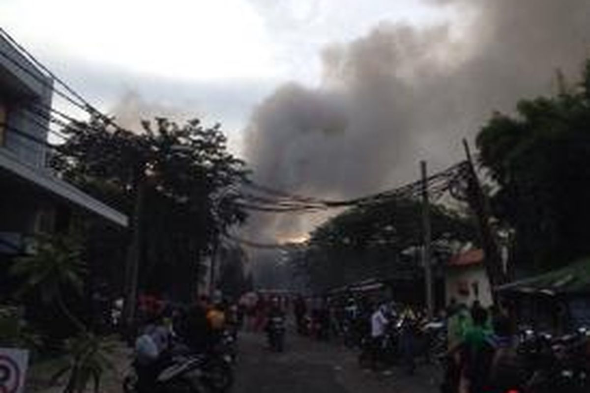 Asap masih membubung tinggi akibat kebakaran yang melanda ruko di belakang Serpong Plaza, Pakulonan, Serpong, Tangerang, Rabu (4/3/2015). 