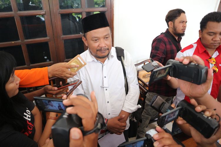 Muchammad Soleh, Humas dari Organisasi Shiddiqiyah Ploso, Kabupaten Jombang, Jawa Timur, memberikan keterangan pers, usia menggelar aksi damai dan doa bersama di alun-alun Jombang, Senin (20/1/2020).