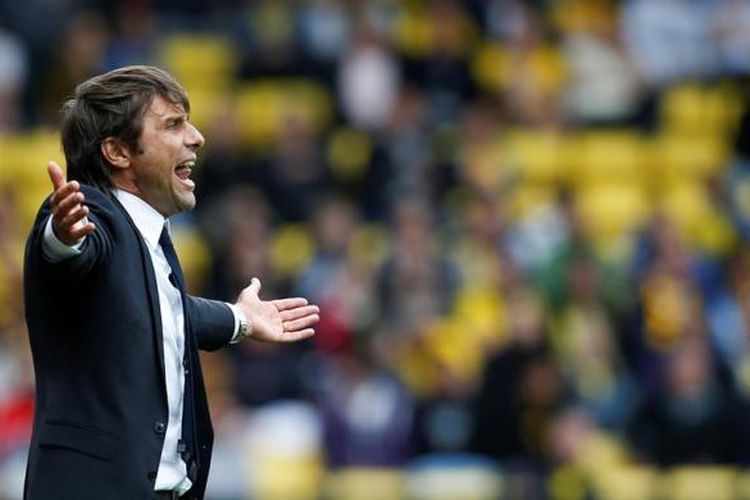 Manajer Chelsea, Antonio Conte, bereaksi saat anak-anak asuhnya melawan Watford pada partai Premier League di Stadion Vicarage Road, Sabtu (20/8/2016).