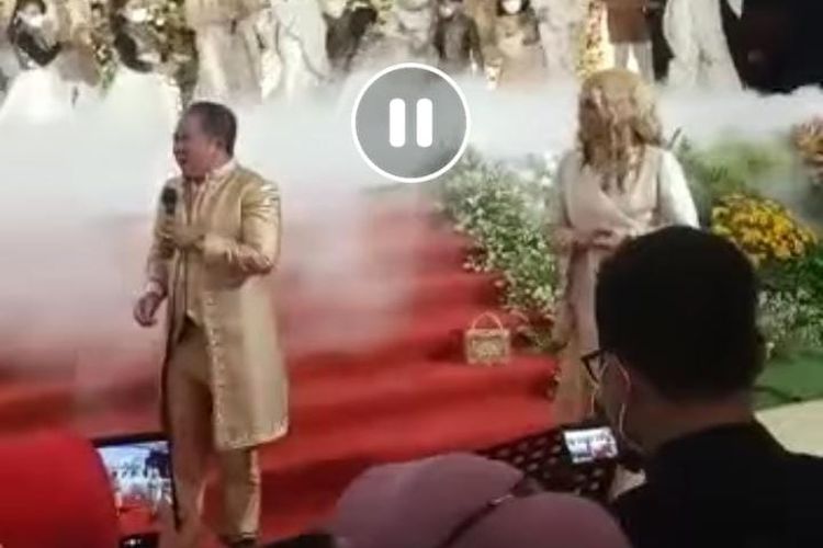 Screenshot bupati Jember Hendy Siswanto saat menyanyi dalam pesta pernikahan pada Minggu (17/10/2021)