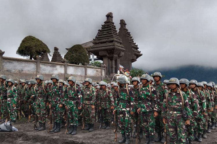 Ratusan siswa Angkatan Laut menjalani pendidikan di kawasan Bromo, Probolinggo, Jawa Timur, Kamis (14/3/2024). 