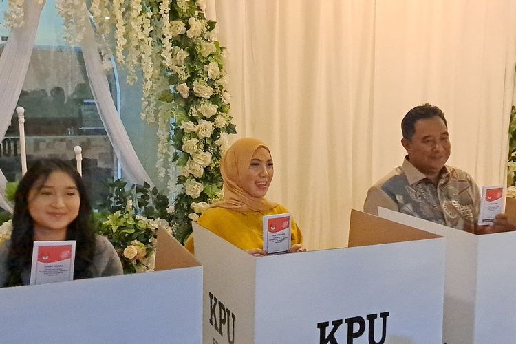 Pj Gubernur Sulsel, Bahtiar Baharuddin bersama Ketua TP PKK Sulsel Sofha Marwah dan anaknya Fahm Ara Bilqis (19) saat berada di billik suara di TPS 001 Kelurahan Sawerigading, Kecamatan Ujung Pandang, Makassar, Rabu (14/2/2024).