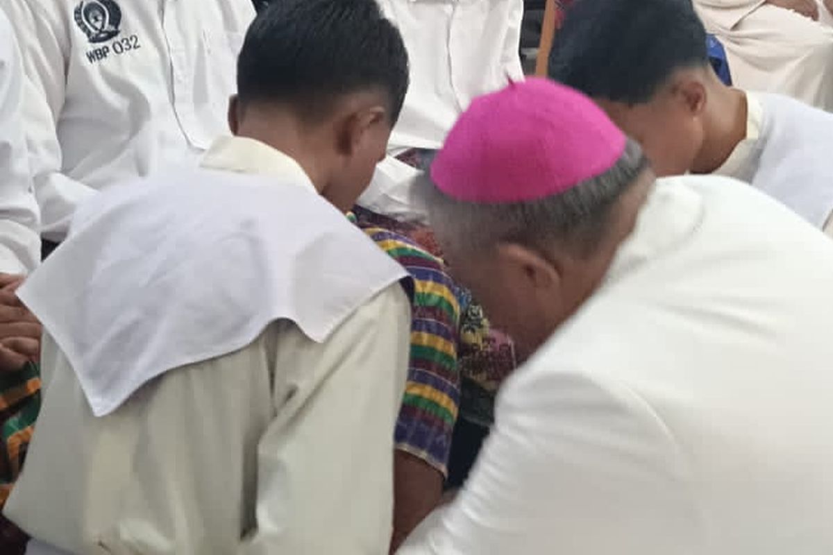 Uskup Maumere Basuh Kaki Warga Binaan Saat Misa Kamis Putih di Rutan