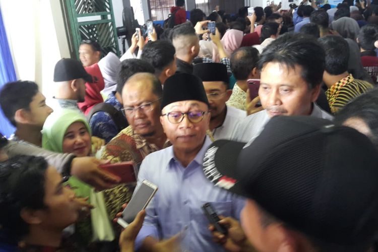 Ketua MPR, Zulkifli Hasan dikerubuti mahasiswa usai memberikan kuliah umum di Universitas Muhammadiyah Surakarta, Sukoharjo, Jawa Tengah, Sabtu ( 22 / 9 / 2018) siang.